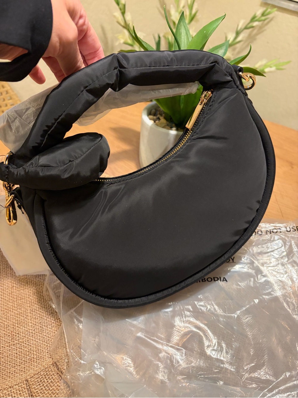 ON 34th Black Puffer nylon Shoulder Bag - Lightweight Quilted - Picture 3 of 7
